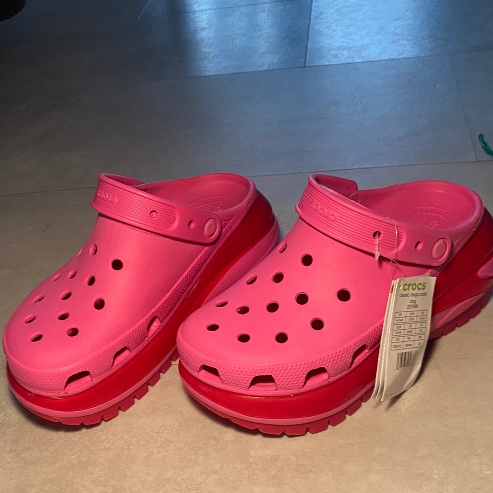 NWT 💖 CROCS Classic Mega Crush Clog